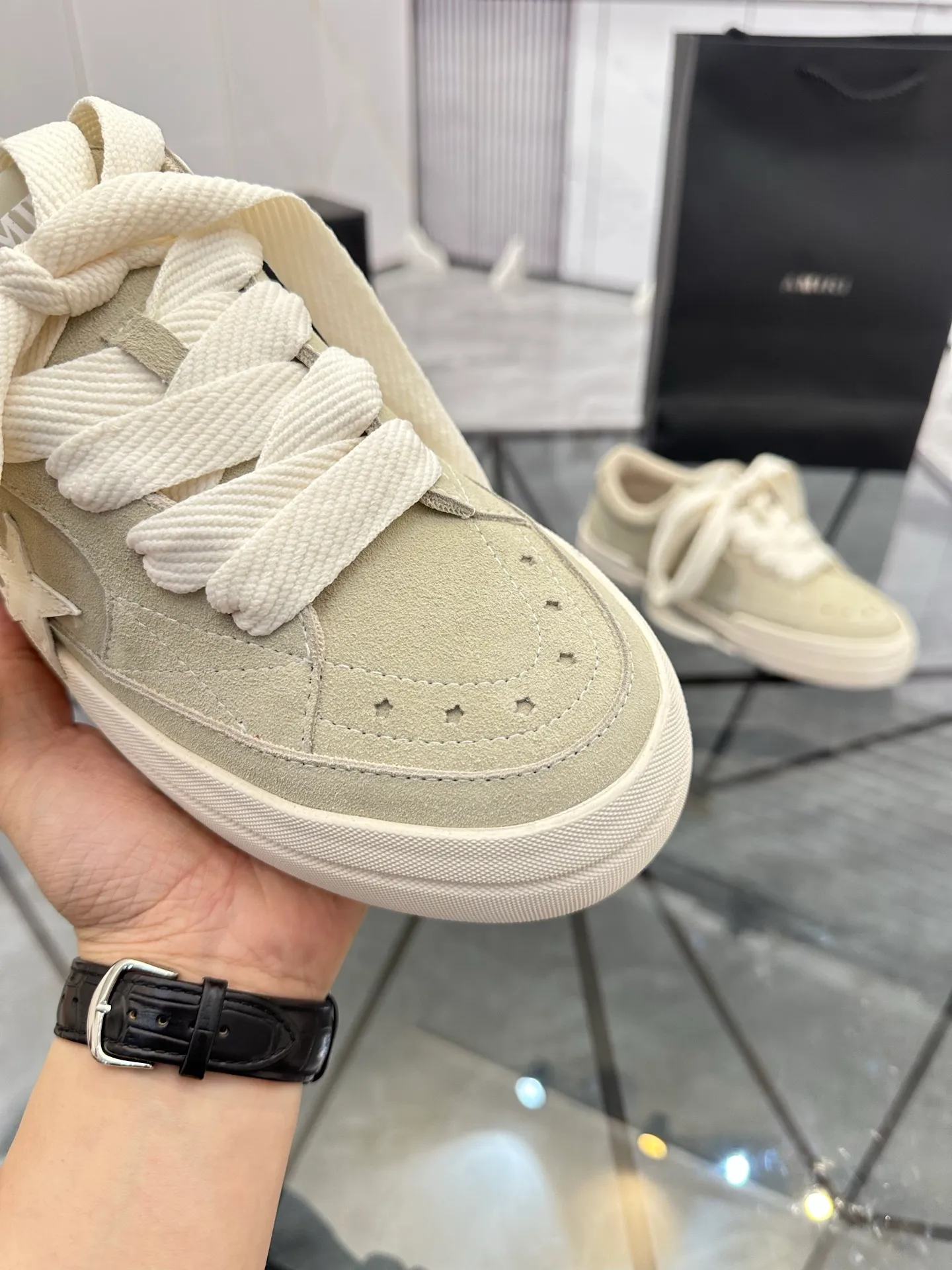 Men's shoes: 💰P600¥ Top quality in Guangzhou Product trademark: AMIRI* "Amir*" low-top casual shoes Regular size: 39-44 (can be customized to 45) Product material: Upper imported first-layer cowhide spliced ​​nubuck leather, breathable lining, original outsole. Number: 525